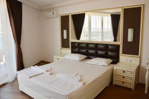 Un dormitorio con una cama grande con un espejo grande. en Golden Rainbow Beach Hotel, en Sunny Beach 59 fotos más
