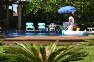 una mujer sentada en una balsa inflable en una piscina en Pousada Rio Vermelho, en Florianópolis