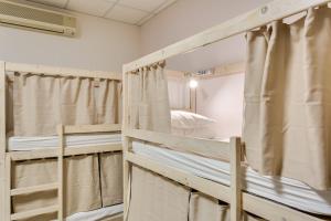 سرير بطابقين أو أسرّة بطابقين في غرفة في Centeral Hostel Moscow