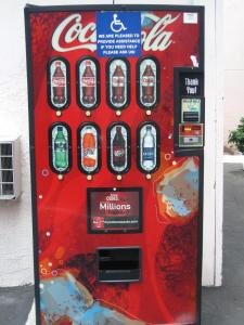 einem Coca-Cola-Automaten an der Seite eines Gebäudes in der Unterkunft Walls Motel Long Beach in Long Beach