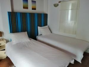 En eller flere senge i et værelse på Vitória House