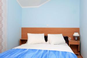 Apartments Vila Afrodita tesisinde bir odada yatak veya yataklar