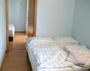 Apartments Vila Afrodita tesisinde bir odada yatak veya yataklar