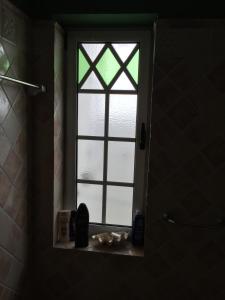 ein Fenster in einer Dusche im Bad in der Unterkunft Apartamento El Muelle in Arrieta
