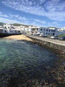 a body of water with houses and cars on a road at Apartamento El Muelle in Arrieta