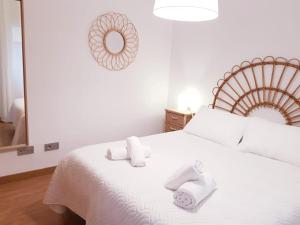マラガにあるMalaga Paradise (Historic centre)のベッドルーム1室(白いベッド1台、タオル付)