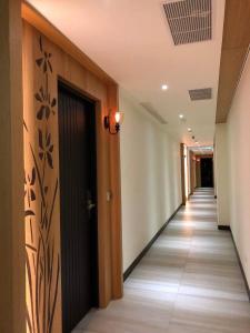 a corridor of a hallway with a hallway at Lantan Fanyue Inn in Chiayi City