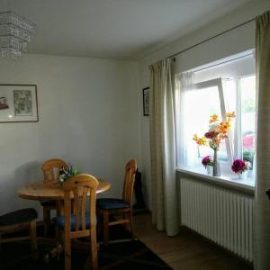 a dining room with a table and chairs and a window at Familiehuis Dolve 2 in Hartheim