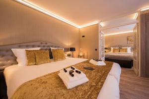 ein Schlafzimmer mit einem großen Bett und zwei Handtüchern in der Unterkunft Hotel Acacia in Brügge