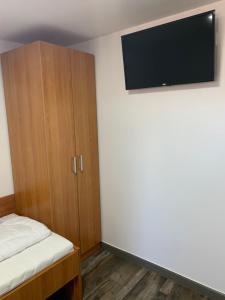 TV a/nebo společenská místnost v ubytování Apartman Decorus
