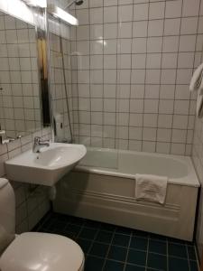 Ett badrum på Fossheim Hotel Lom