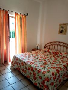 Säng eller sängar i ett rum på Capo Perla Apartments