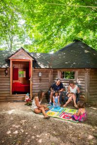 un groupe de personnes assis devant une cabine dans l'établissement Domaine De La Boulaie, à Treize-Vents