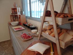 Jedlo v ubytovaní bed & breakfast alebo blízkom okolí