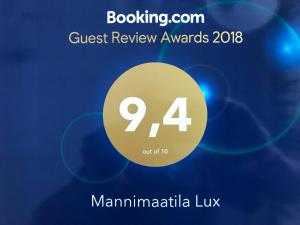 un círculo de oro con los premios de revisión de textos para invitados en Mannimaatila Tera Lux en Punkaharju