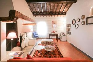 a living room with a red couch and a table at Poggio Baronti B&B in Bagno a Ripoli