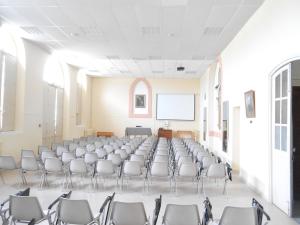 une pièce vide avec des chaises et un écran de projection dans l'établissement Centre Louis Ormières, à Montauban