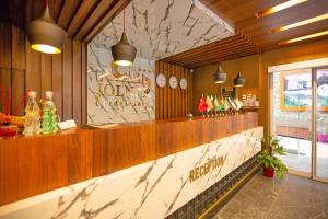 Eine Bar in einem Restaurant mit Theke und Beleuchtung in der Unterkunft Jolnar garden hotel in Macka