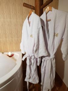 a group of towels hanging on a rack next to a sink at Brizantha Hotel Campestre in Villavicencio