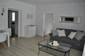 ein Wohnzimmer mit einem Sofa und einem Tisch in der Unterkunft Apartmány CENTRUM in Rajecké Teplice
