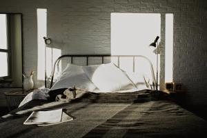 una camera da letto con un letto con un libro sopra di room00 Chueca Hostel a Madrid