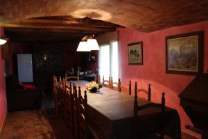uma sala de jantar com uma mesa longa e cadeiras em CAN SIMON em San Dalmay