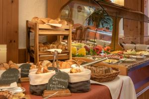 阿德瑙的住宿－施奈霍夫蘭德豪斯酒店，餐桌上的自助面包和糕点