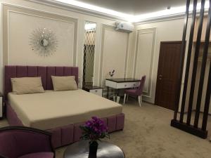 1 dormitorio con cama, mesa y escritorio en Hotel Aqua - Life en Krasnoyarsk