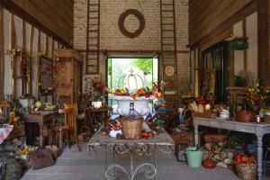 una habitación con una habitación llena de artículos en Le Bonheur à la Campagne, en Lesmont