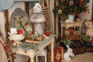 una habitación con adornos de Navidad en una mesa en Le Bonheur à la Campagne, en Lesmont