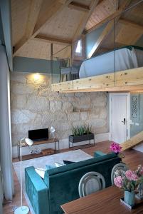 Una sala de estar con un sofá y un loft. en Mayor's Apartments, en Oporto