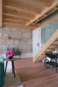 Una habitación con una escalera y una mesa con flores. en Mayor's Apartments, en Oporto