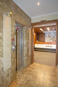 ein Flur mit einer Tür zu einem Badezimmer in der Unterkunft Jolnar garden hotel in Macka