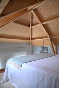 1 dormitorio con 1 cama blanca y 1 silla en Mayor's Apartments en Oporto