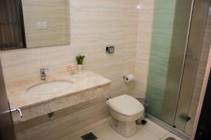 Koupelna v ubytování SERPYL Plaza Hotel + 33 fotografií