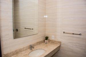 Bilik mandi di SERPYL Plaza Hotel