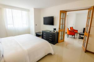 Televisyen dan/atau pusat hiburan di Sonesta Hotel Cali