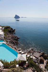 een luchtzicht op een resort met een zwembad bij Hotel Cincotta in Panarea