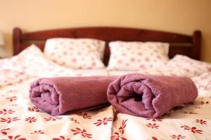 A bed or beds in a room at Levendula apartman