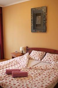 A bed or beds in a room at Levendula apartman