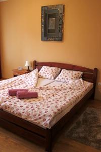 A bed or beds in a room at Levendula apartman