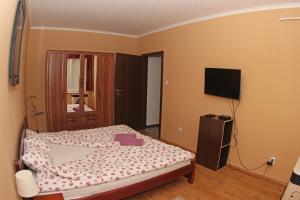 A bed or beds in a room at Levendula apartman