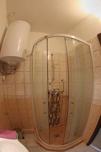 A bathroom at Levendula apartman