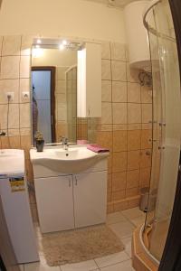 A bathroom at Levendula apartman