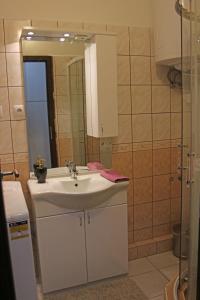 A bathroom at Levendula apartman