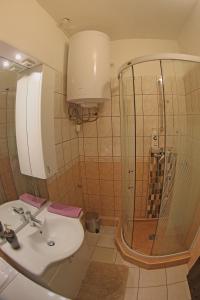 A bathroom at Levendula apartman