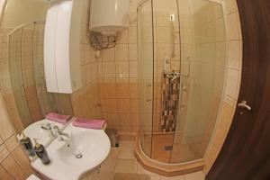 A bathroom at Levendula apartman