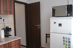 A kitchen or kitchenette at Levendula apartman