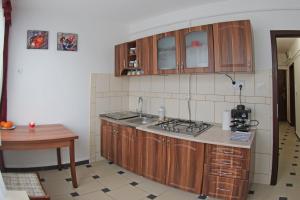 A kitchen or kitchenette at Levendula apartman