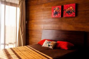 En eller flere senge i et værelse på Espectacular casa de montaña con jacuzzi, chimenea a leña y BBQ